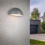 Anthrazitfarbene Trio LED-Außenwandleuchte Maas, 27 cm breit, an einer Wand montiert.