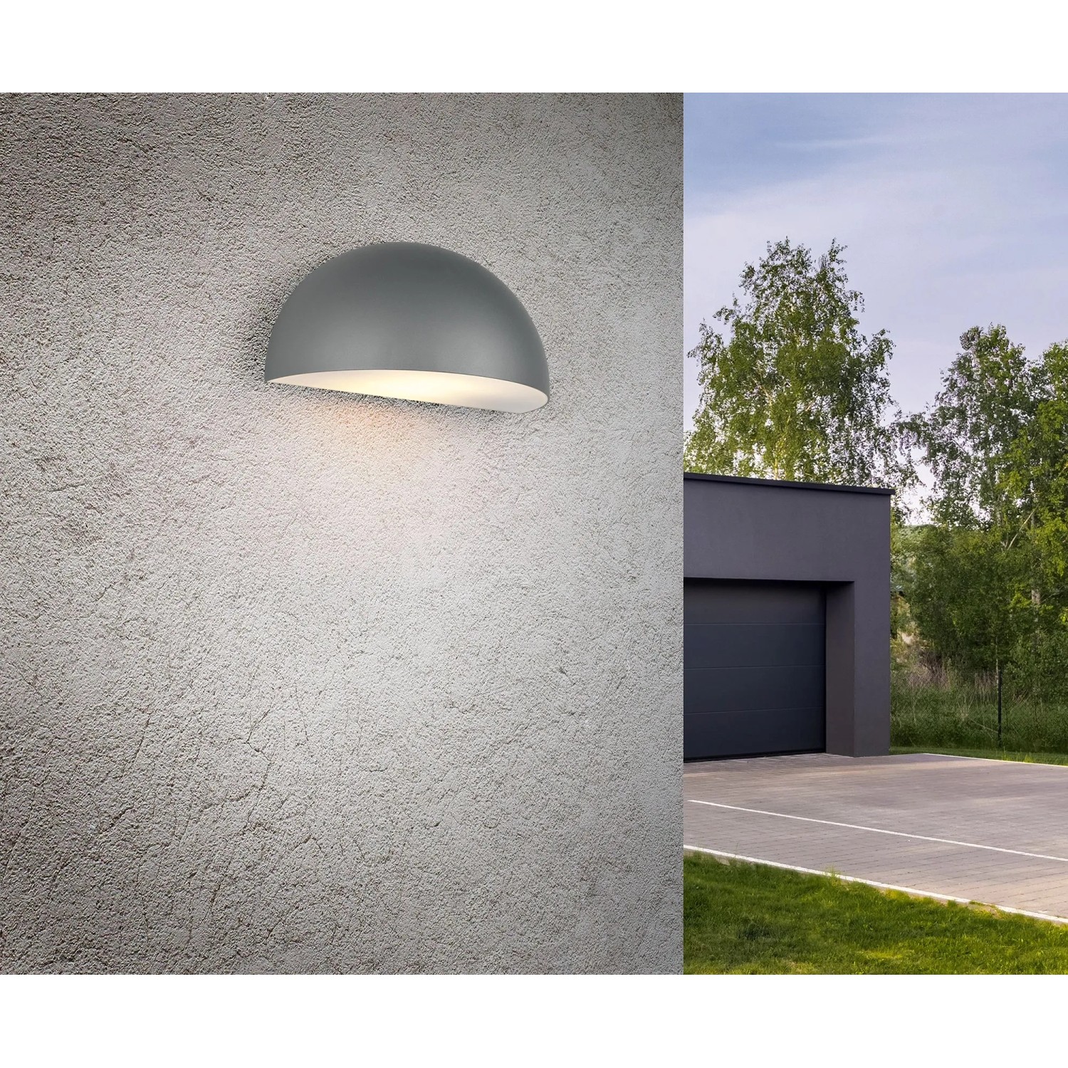Anthrazitfarbene Trio LED-Außenwandleuchte Maas, 27 cm breit, an einer Wand montiert.