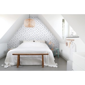 Schlafzimmer mit ESTAhome Tapete Toile De Jouy Rosen in Weiß und Blau.