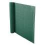 Gerollter, grüner KARAT PVC Sichtschutzzaun (150x300 cm) für Garten und Balkon.
