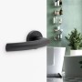 Schwarze Novadoors Nova Amico Smart2Lock Türgriffgarnitur für Innentüren, rosettenlos, mit roter Anzeige im Bad.