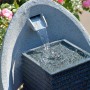 Großer, grauer Design-Gartenbrunnen in Ei-Form mit Wasserlauf und LED-Beleuchtung.