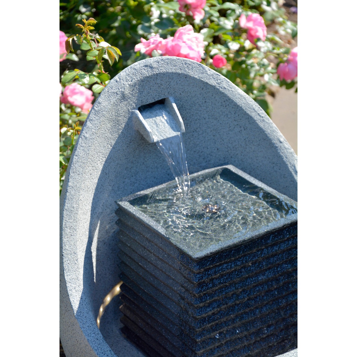 Großer, grauer Design-Gartenbrunnen in Ei-Form mit Wasserlauf und LED-Beleuchtung.