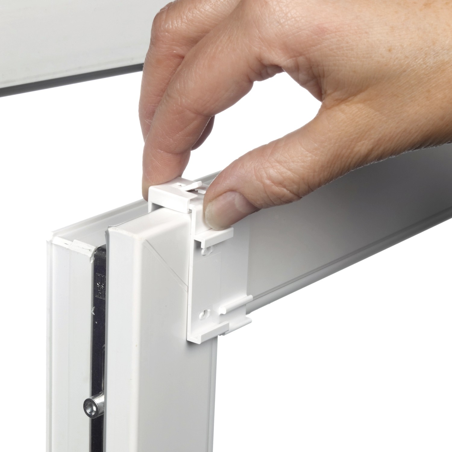 Montage des Gardinia Easyfix Doppelrollos (weiß) am Fensterrahmen.