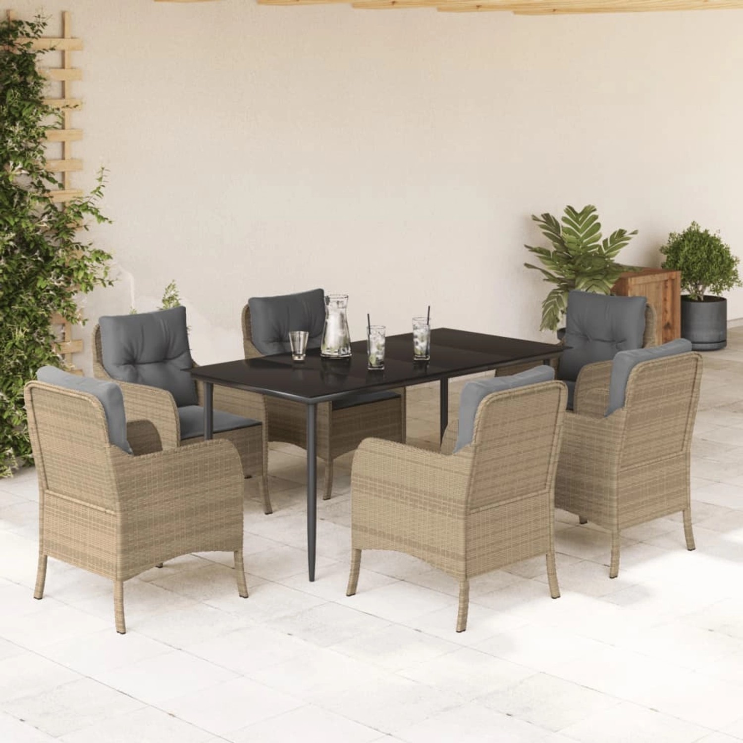 7-teilige Garten Essgruppe mit beigen Polyrattan Stühlen und schwarzem Tisch mit Glasplatte.