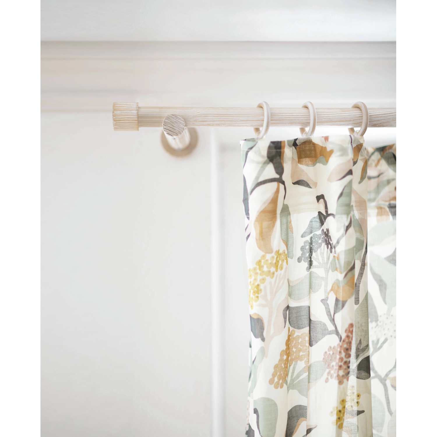 Wandträger Mira für Gardinenstange (Ø 25mm) in Castell-Eiche mit Vorhang.