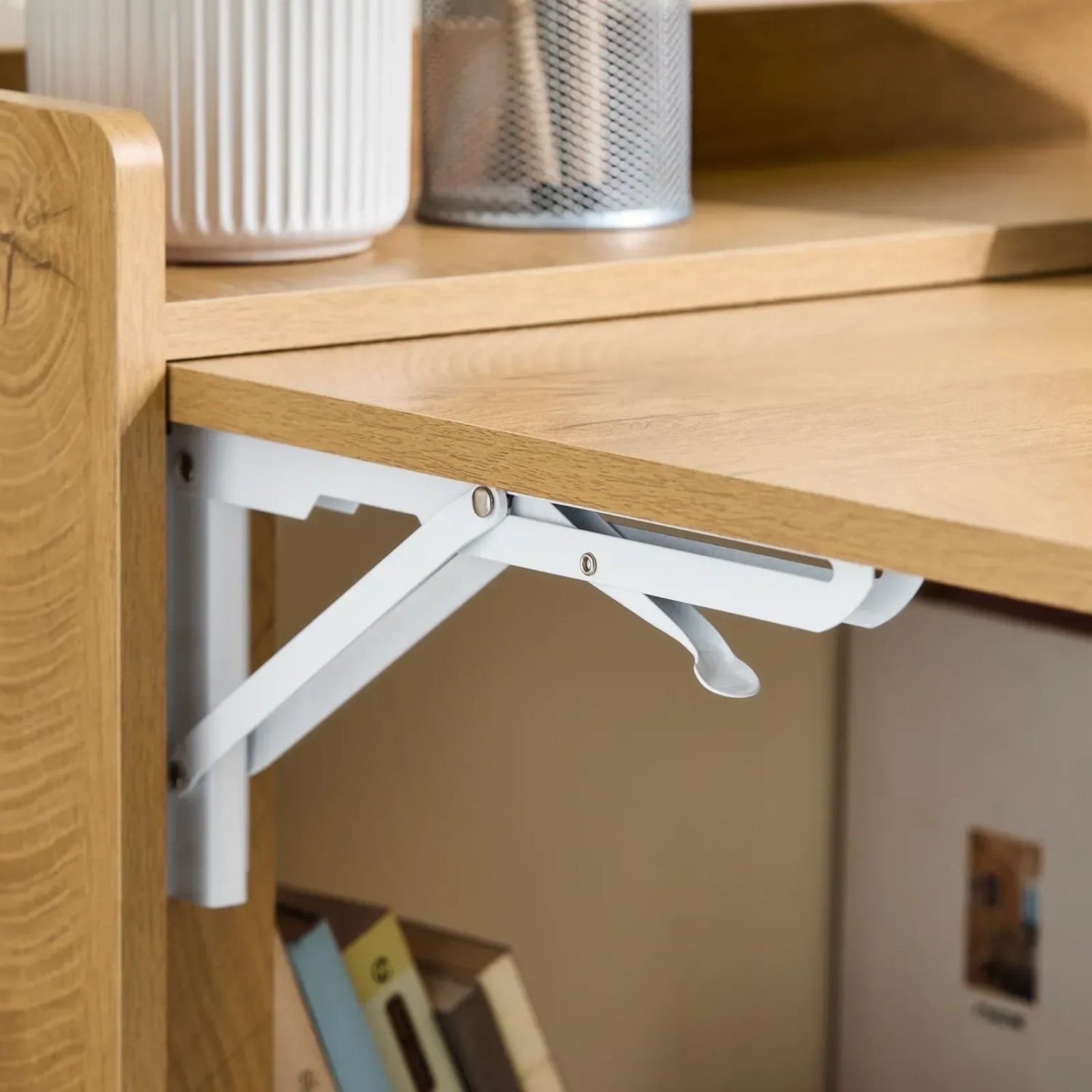 Detailansicht: Naturfarbener SoBuy Klapptisch/Schreibtisch mit weißer Klappmechanik.