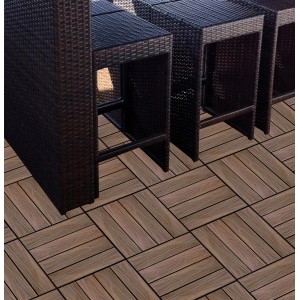 Braune Florco WPC Klickfliesen in Holzoptik, 30x30 cm, verlegt auf einer Terrasse mit Gartenmöbeln.