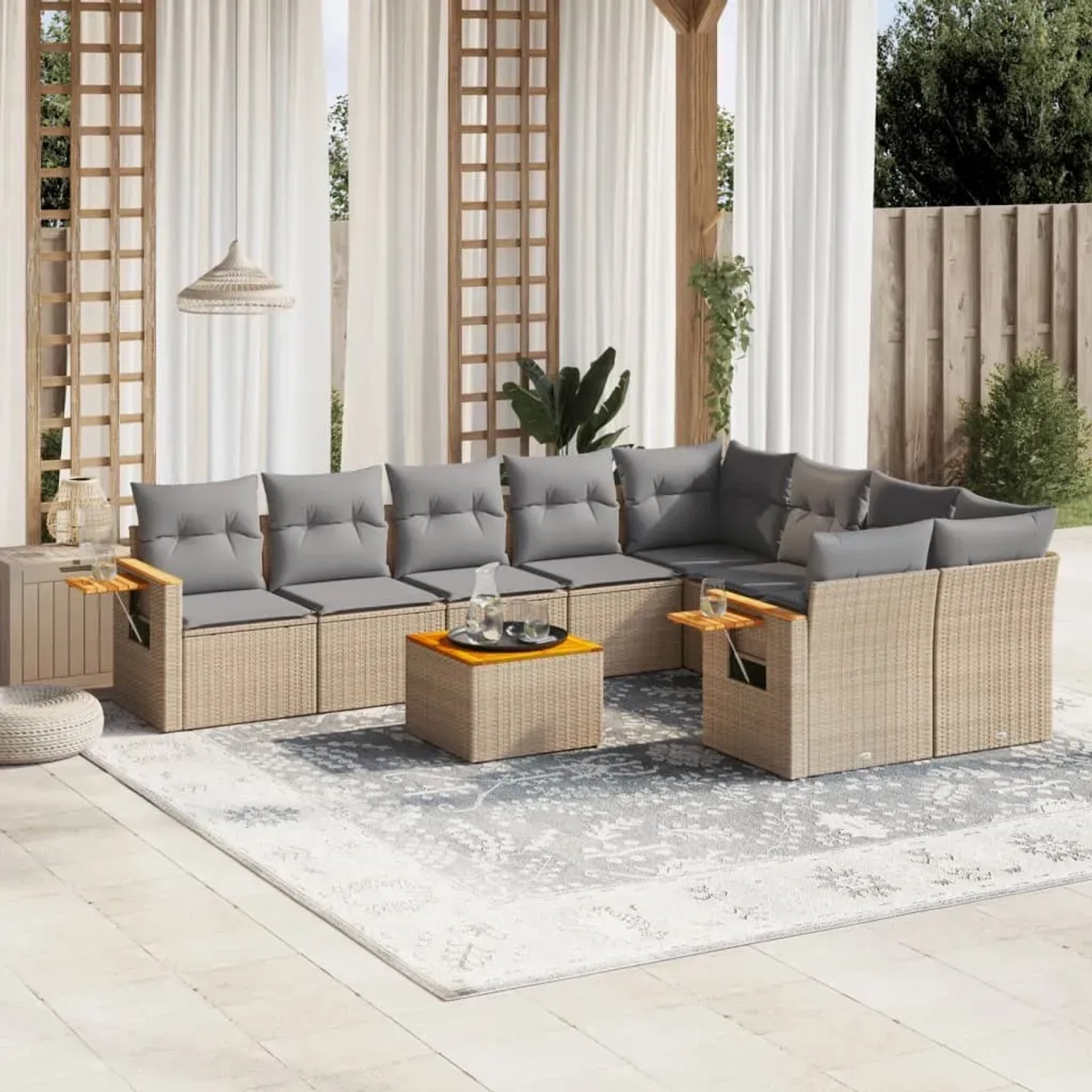 Beige 10-tlg. Garten-Sofagarnitur aus Rattan mit grauen Kissen und Tisch für Terrasse oder Garten.