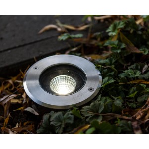 Lutec Denver LED-Bodeneinbaustrahler aus Edelstahl im Gartenbeet.
