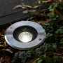 Lutec Denver LED-Bodeneinbaustrahler aus Edelstahl im Gartenbeet.