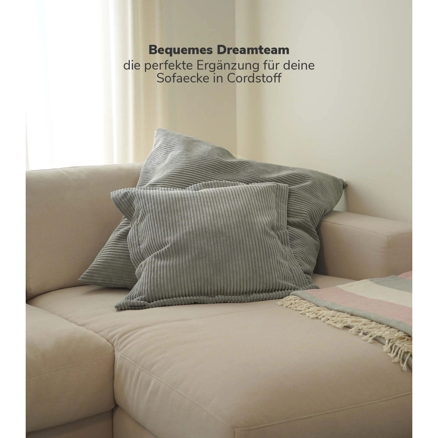 Graue mokebo Cord Sofakissen "Das Wölkchen" als Dekokissen auf Sofa.