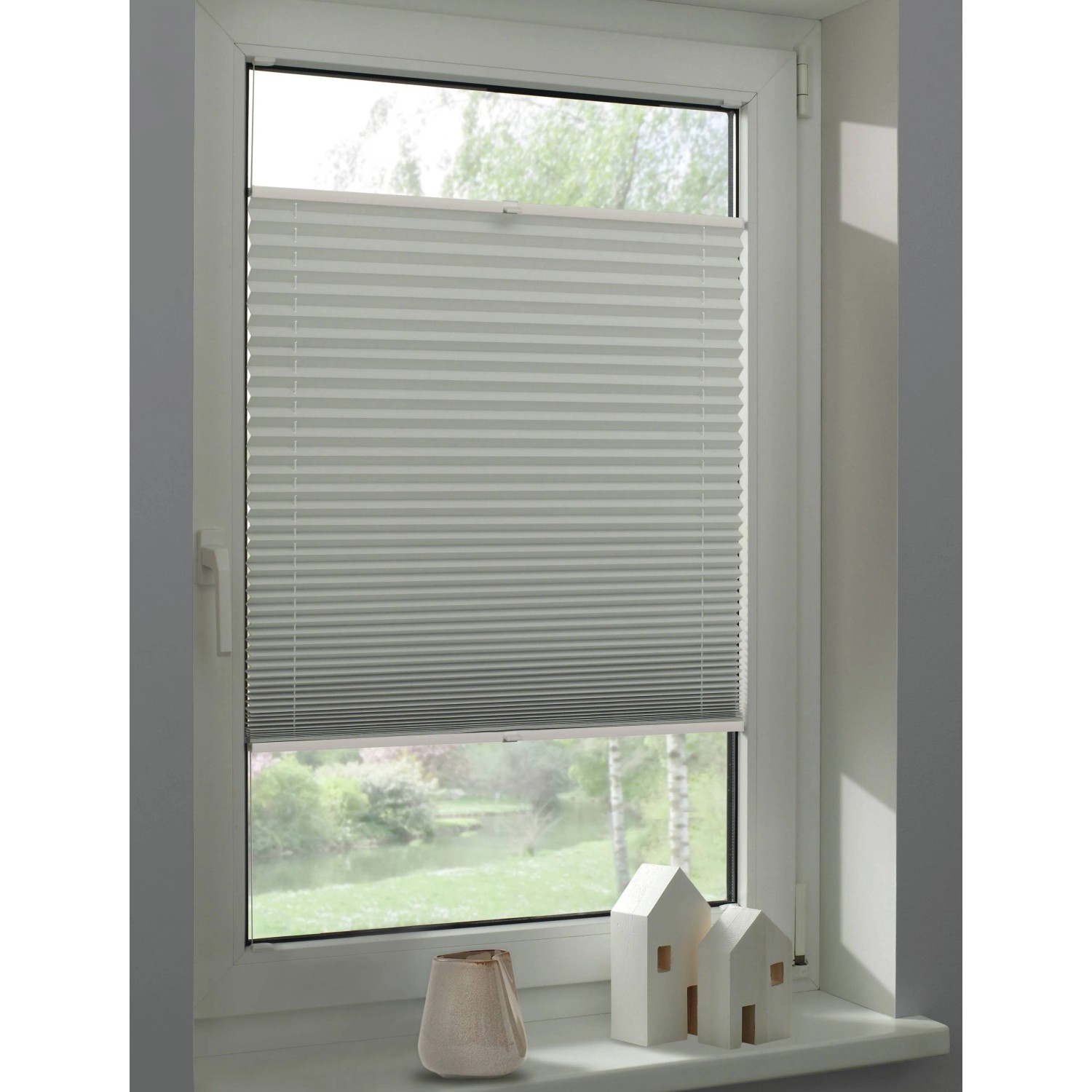 Weißes Schöner Wohnen Thermo-Plissee Ella, 100x130 cm, am Fenster mit Deko.