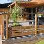 Kordo Handlauf aus Tannenholz Moka auf einer Terrasse mit Geländer.