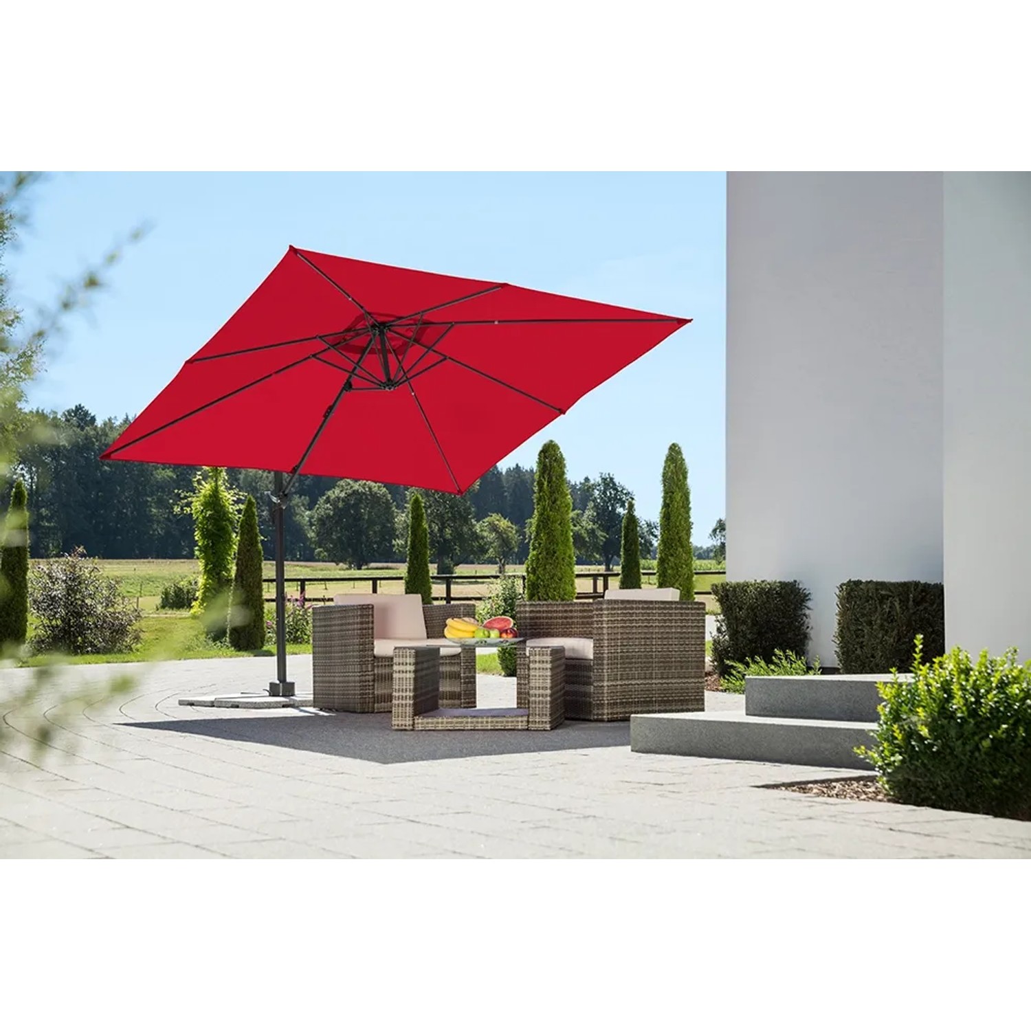 Roter Schneider Ampelschirm 340x270 cm mit Dreh- und Neigungsfunktion über einer Sitzecke.