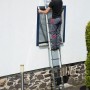 Krause Tribilo Vielzweckleiter 3x9 Sprossen im Einsatz vor einem Fenster an einer Hauswand.