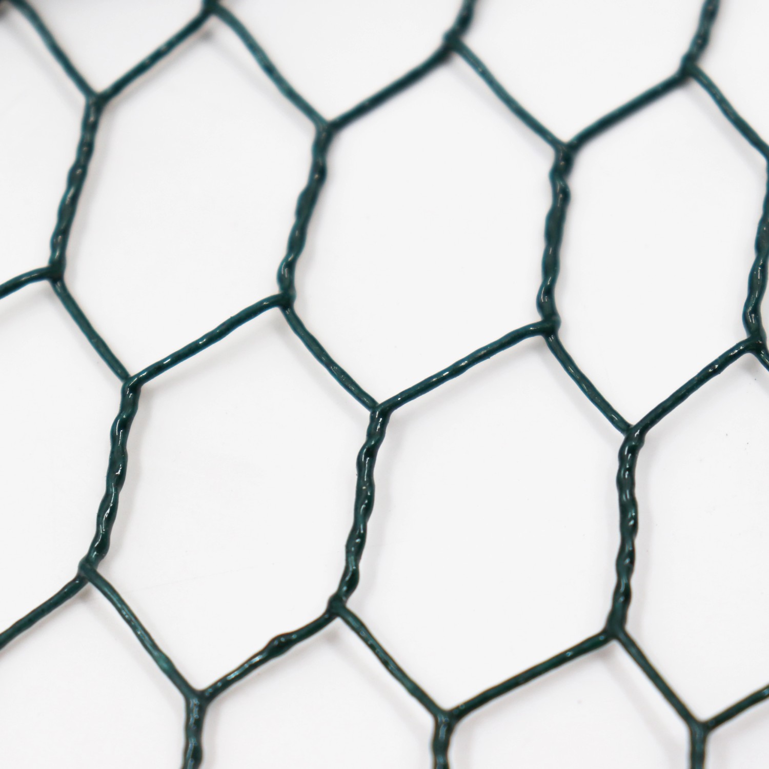 Detailaufnahme des grünen Sechseckgeflechts von Aquagart, ideal als Hühnerzaun oder Kaninchendraht.