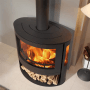 Schwarzer Panadero Aragon Holzkamin mit drei Sichtscheiben und Holzscheiten im unteren Fach.