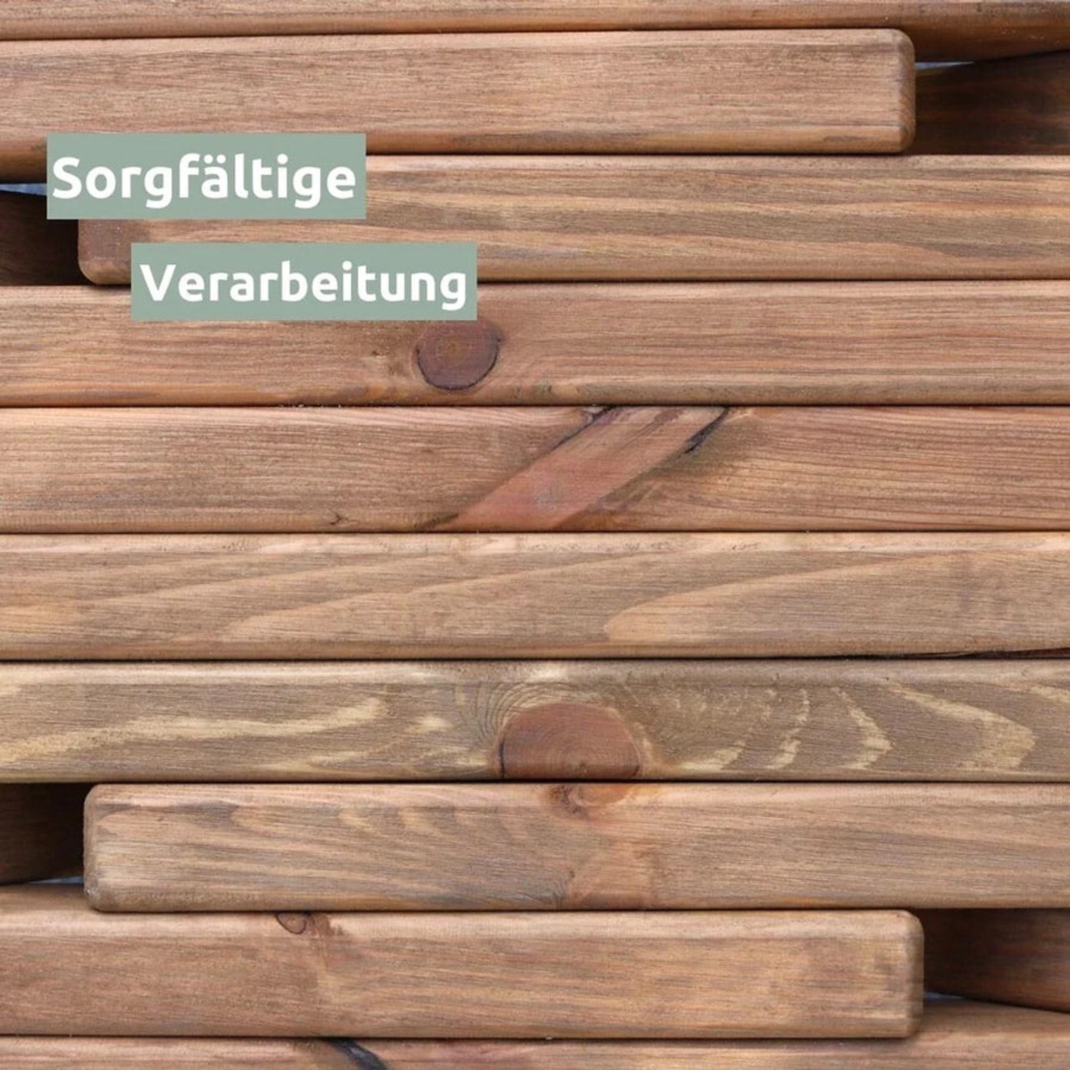 Detailaufnahme: Holzlamellen der skandinavischen Gartenmöbel aus Kiefer, sorgfältige Verarbeitung.