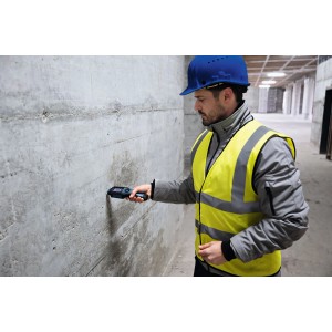 Profi misst mit Bosch Professional Materialfeuchtemessgerät GMP 2-15 Feuchtigkeit an Betonwand. Robustes Prüfwerkzeug.