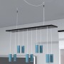 Moderne Hängeleuchte mit blauen Zylindern und schwarzer Aufhängung im Interieur.