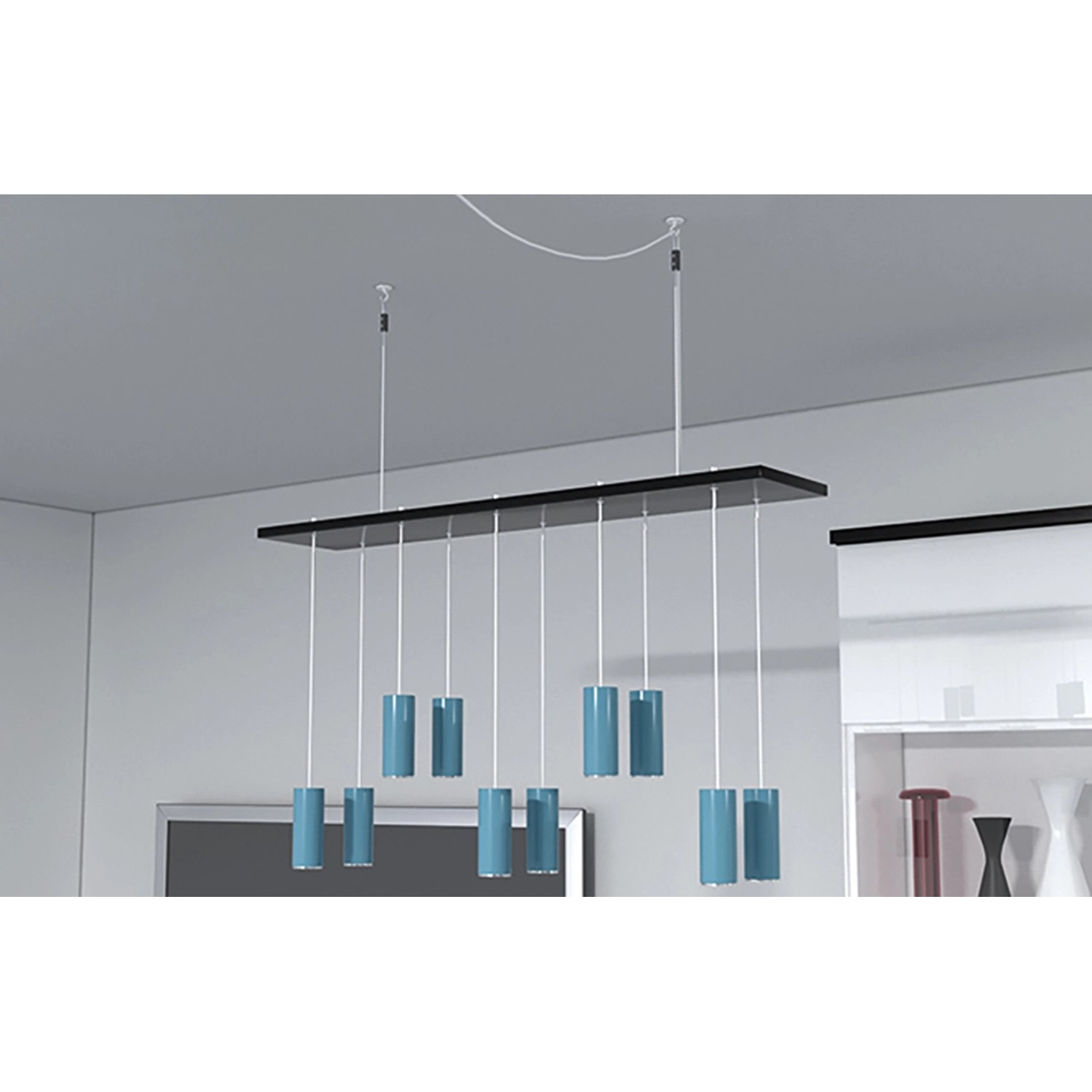 Moderne Hängeleuchte mit blauen Zylindern und schwarzer Aufhängung im Interieur.
