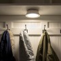 Mr.Beams Batterieleuchte MB981 als Nachtlicht an Garderobe mit Jacken.