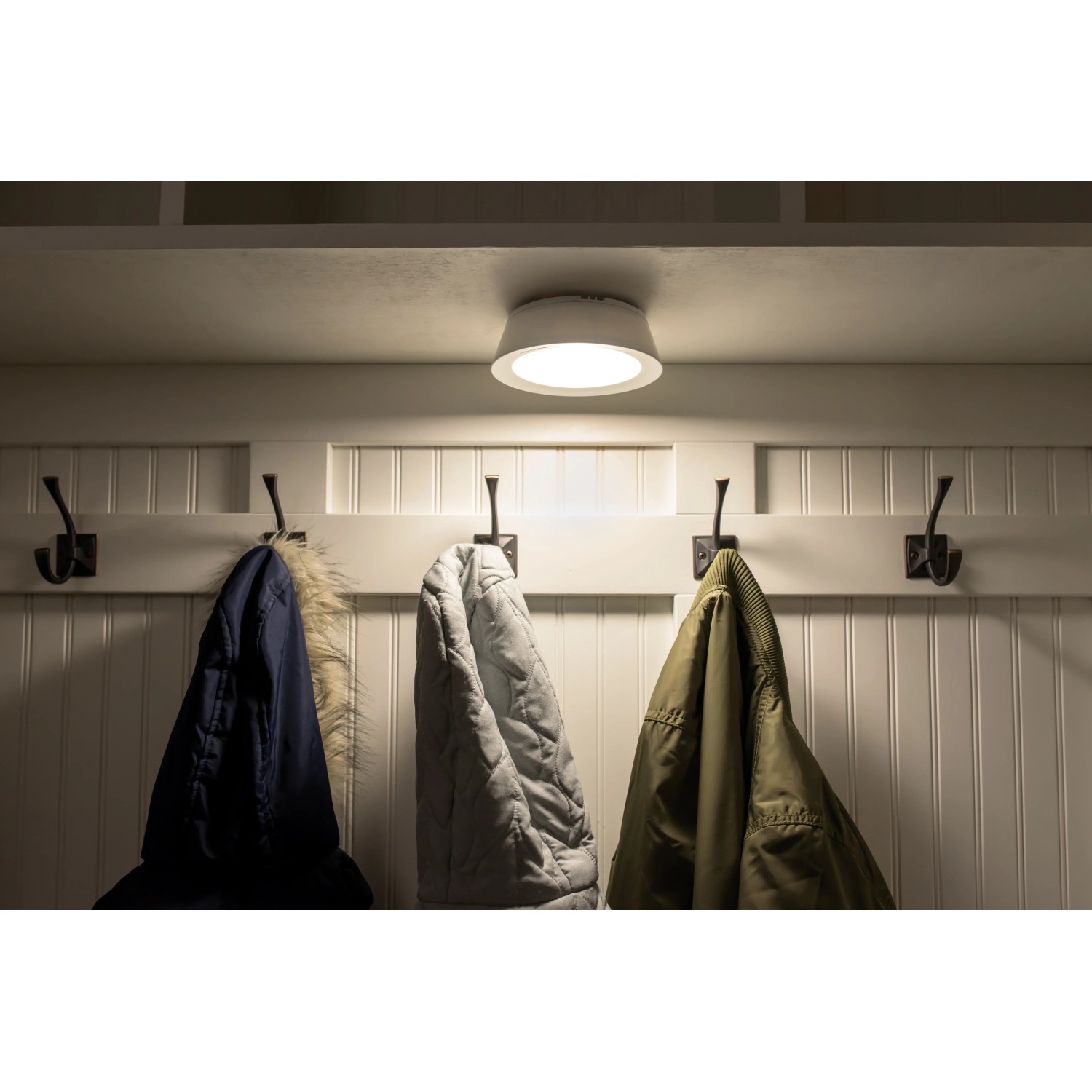 Mr.Beams Batterieleuchte MB981 als Nachtlicht an Garderobe mit Jacken.