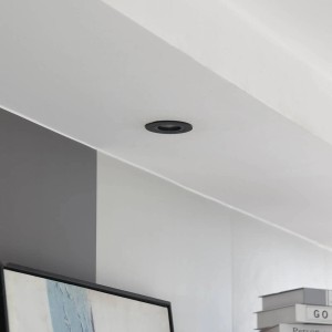 Schwarzer Arcchio Einbaustrahler Zyron aus Aluminium im modernen Wohnzimmer.