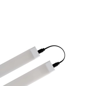 Weiße Eglo Selrino LED-Unterbauleuchte, 87 cm, mit Sensor und CCT, per Kabel verbunden.