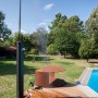 Schwarze Gre Solardusche aus Aluminium (18 l) im Garten mit Wasserstrahl.
