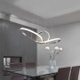 Moderne LED-Pendelleuchte Sansa, 28W, Nickel matt, mit geschwungenem Design über Esstisch.