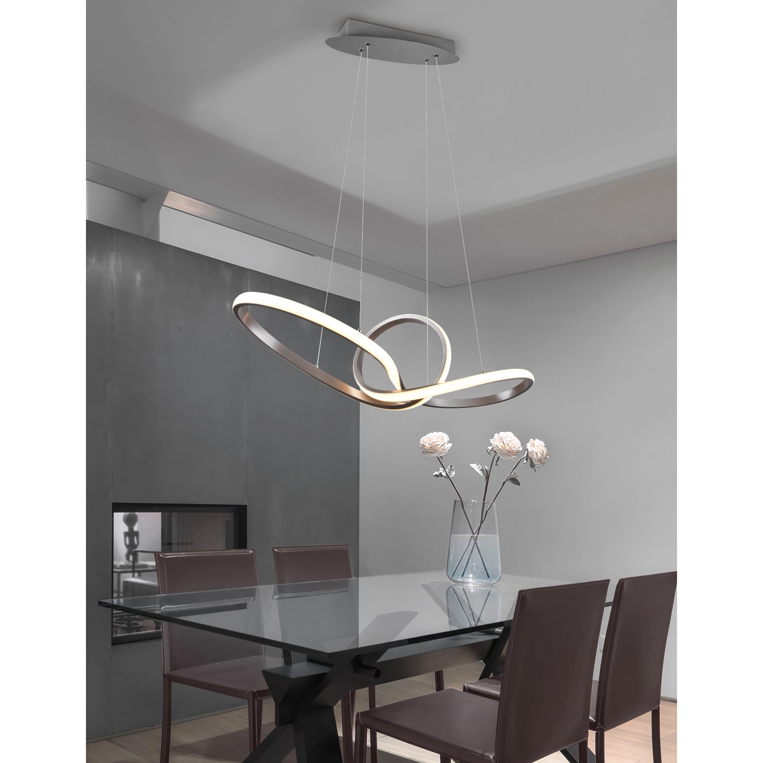 Moderne LED-Pendelleuchte Sansa, 28W, Nickel matt, mit geschwungenem Design über Esstisch.