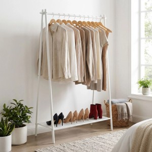 Weißer Songmics Kleiderständer (92,5x153 cm) mit Kleidung und Schuhen im Schlafzimmer.