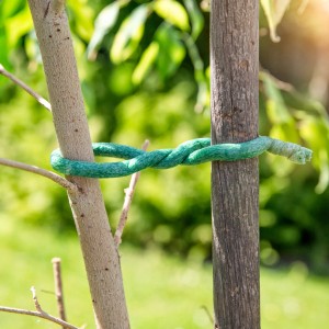 Windhager Baumanbinder, geschäumt, 8 mm, 10 m, grün, fixiert Baum an Stützpfosten.