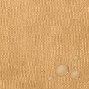 Detailaufnahme: Wasserabweisendes, sandfarbenes Karat Sonnensegel mit Wassertropfen.