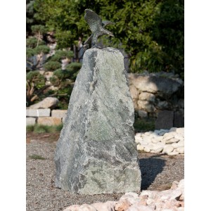 Deko-Figur Adler Bronze auf Granitstein, 70 cm hoch, für die Gartendekoration.