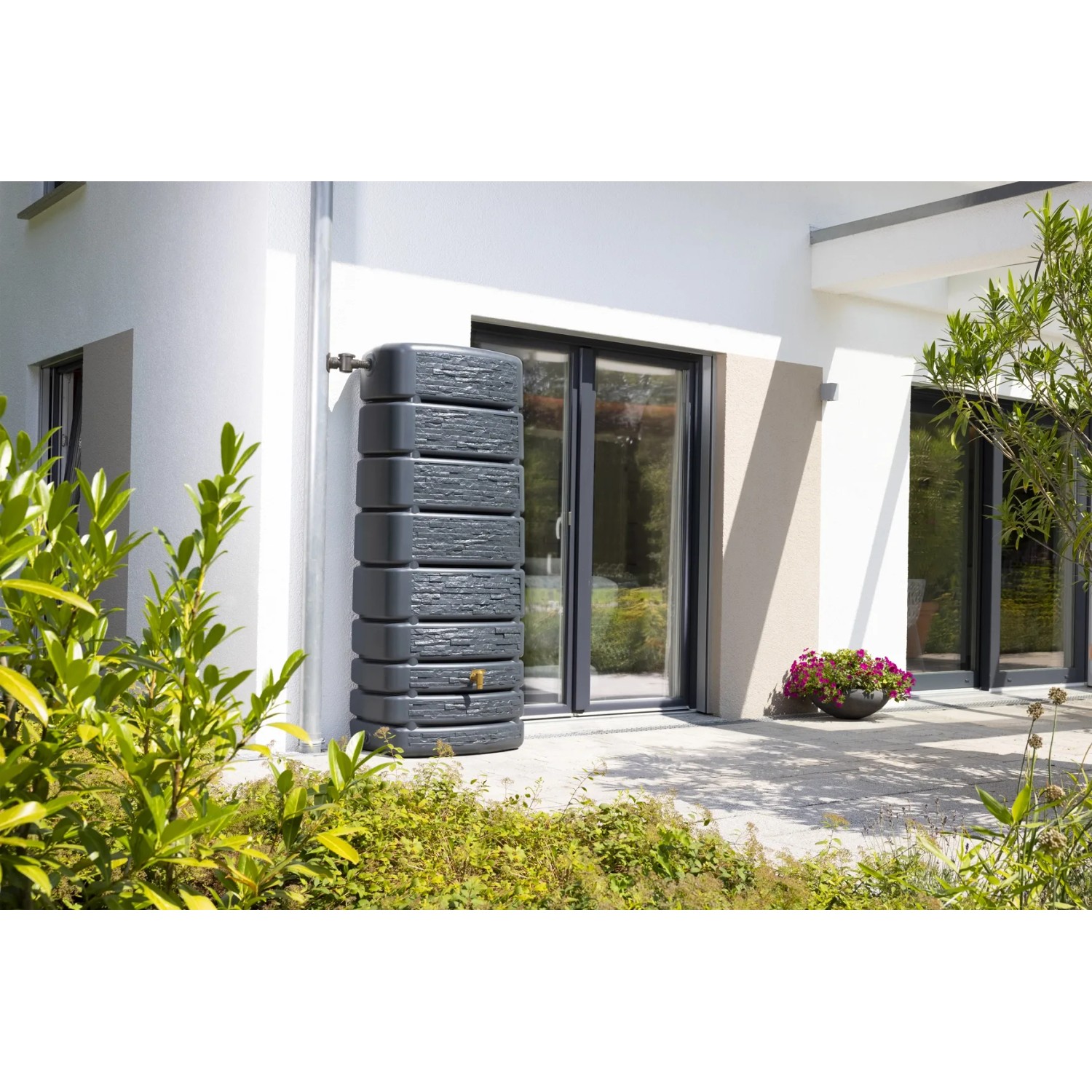 4rain Wandtank Slim Stone Decor 500 l Graphite Grey an Hauswand. Regenwassertonne in Steinoptik.