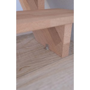 Detailaufnahme einer geraden Buchenholztreppe Lindos mit Setzstufen und Bodenbefestigung.