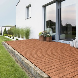Verlegte, hellbraune WPC Terrassenfliesen in Holzoptik (33 Stk.) auf einer Terrasse im Garten.