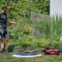 Einhell Aquinna 36/38 F LED Akku-Gartenpumpe im Einsatz mit Gießstab im Garten.