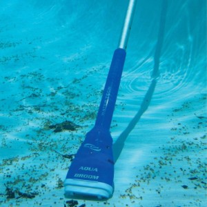 Blauer Pool Blaster Aqua Broom unter Wasser im Pool zur Reinigung von Sand und Schmutz.