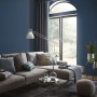 Wohnraum mit Erismann Vliestapete Elle Decoration 4 Woven in Blau an der Wand.