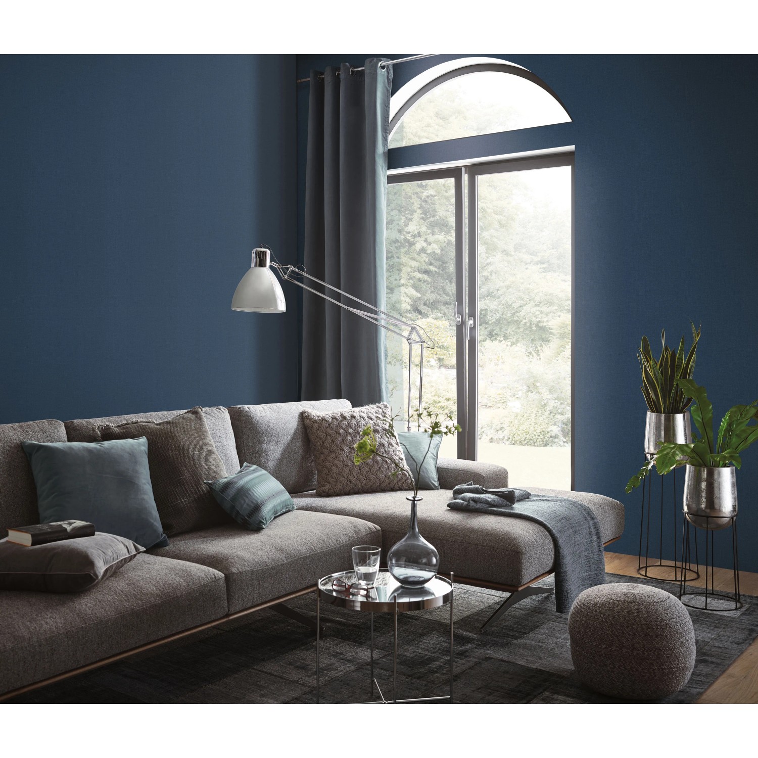 Wohnraum mit Erismann Vliestapete Elle Decoration 4 Woven in Blau an der Wand.