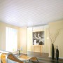 Helle Wohnraum-Szene mit weißen Kronoflooring Decken- und Wandpaneelen Esche. Moderne Raumgestaltung.