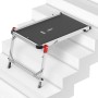 Hailo Treppenpodest TP1 auf einer Treppe, flexible Arbeitsplattform für sicheren Stand.