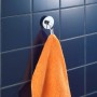 Wenko Vacuum-Loc Hakenset, 2 Chrom-Haken mit orangefarbenem Handtuch an blauer Wand.