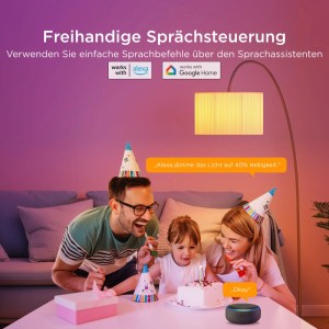 Familie feiert mit Govee Smart-Leuchtmittel. Sprachsteuerung per Alexa dimmt RGBWW-Licht auf 40% Helligkeit im Wohnzimmer.