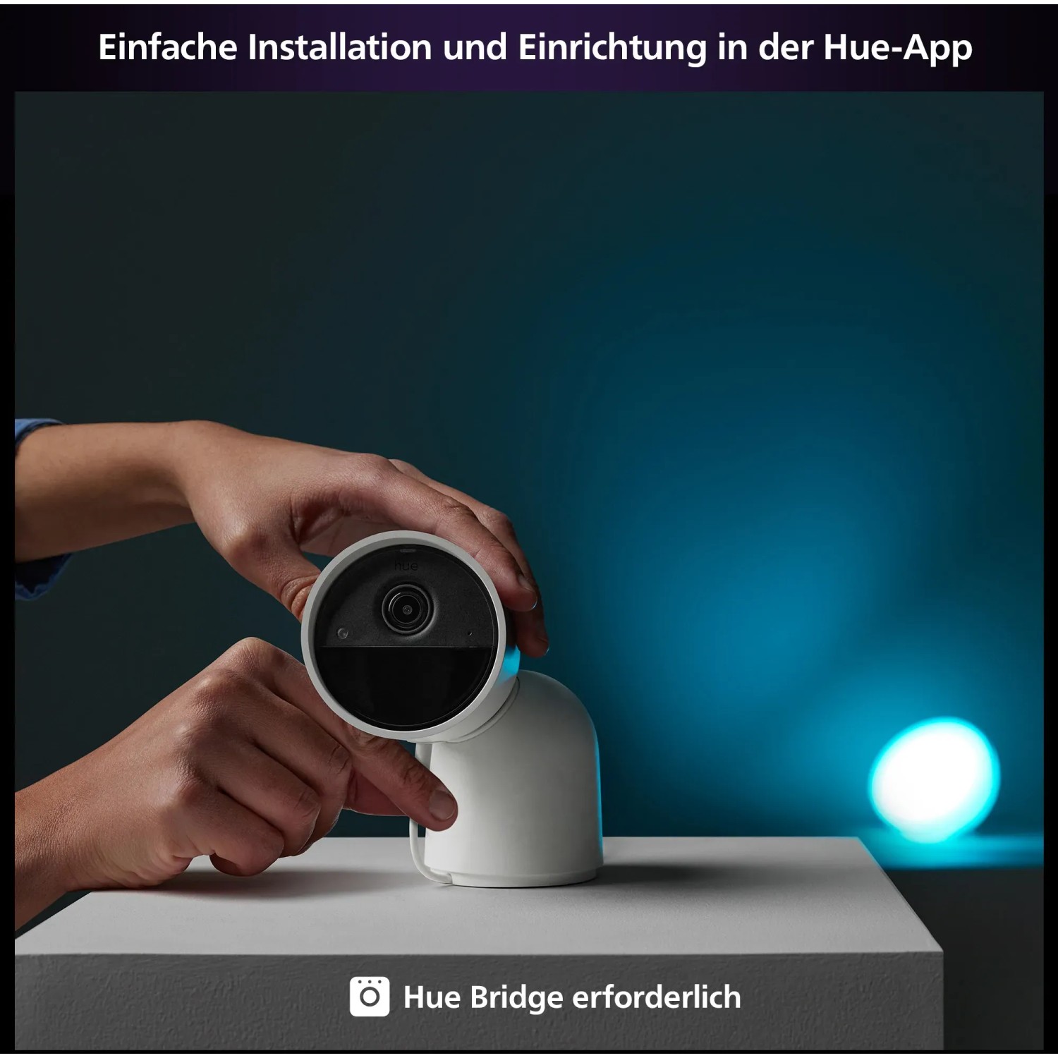 Weiße Philips Hue Secure Kamera mit Standfuß, kabelgebunden, für Innen- und Außenbereich.