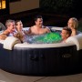 Intex PureSpa Plus aufblasbarer Whirlpool mit LED-Beleuchtung und Personen im Wasser.